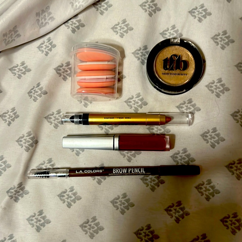 Make up bundle lip, gloss, brow, pencil highlighter, eyeshadow, stick sponges